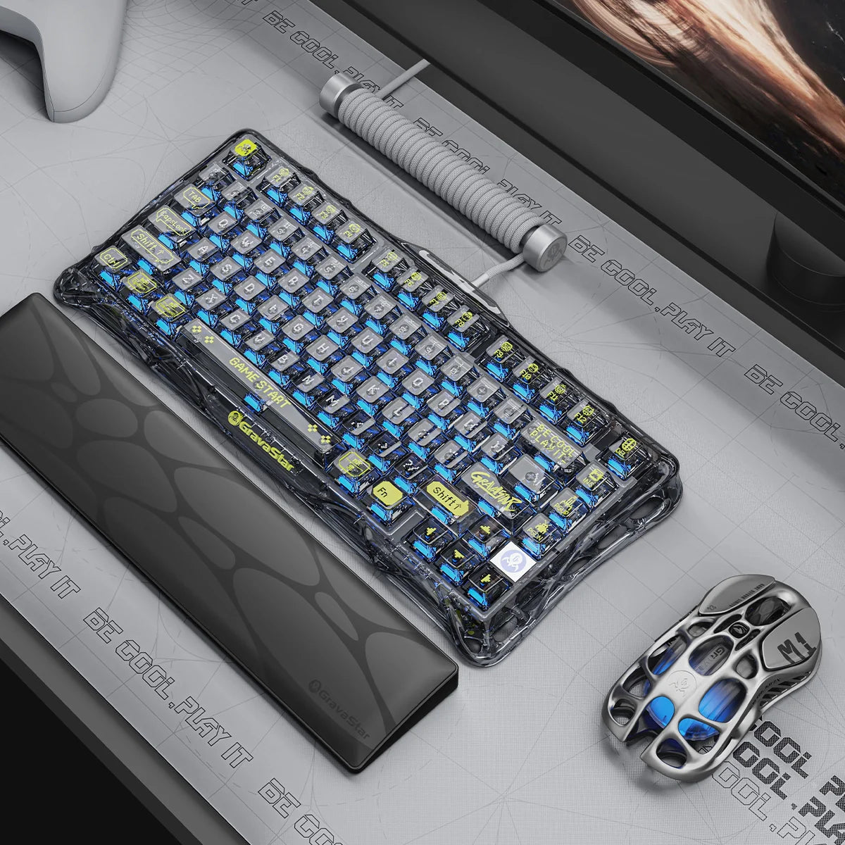 GravaStar Mercury K1 Lite Transparent Black – Desk setup featuring 75% wireless mechanical gaming keyboard with wrist rest, M1/M2 wireless mouse, coiled aviator cable, clear PC chassis, and blue RGB lighting.